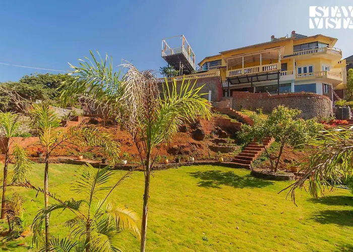 Stayvista's Serenity Hills: Luxe Retreat with Valley Views and Pool Mahabaleshwar